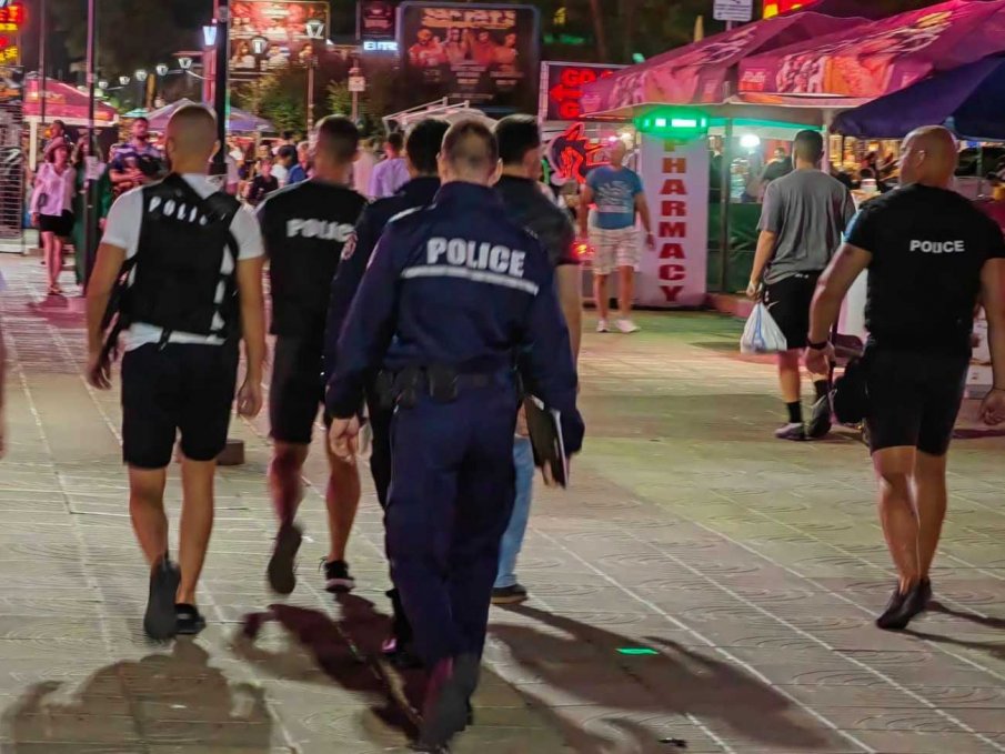 Украинка се зъби на полицаи от Слънчака: Идете нах*й!