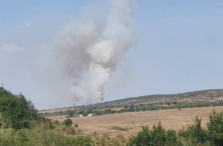 Голям пожар в птицекомбината край Враца, има заклещени хора