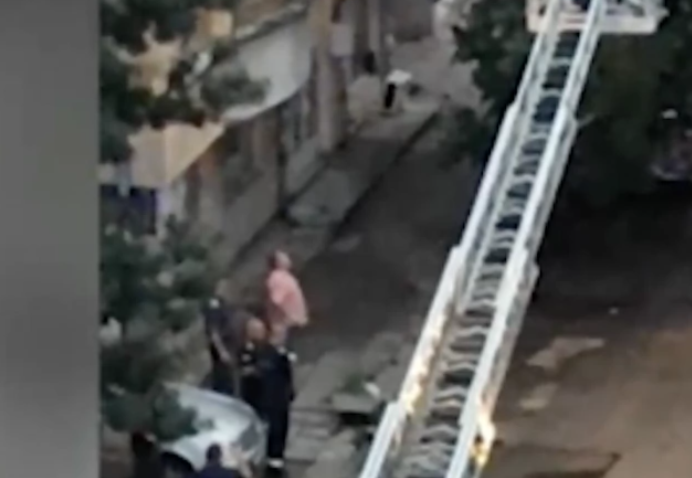 Психарка предозира, хвърля пари и бижута от тераса в квартал Борово