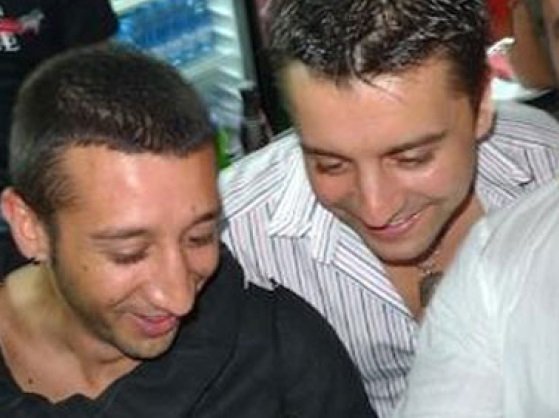 Борис Дали храни Илиян с цвекло от градината си в Бобов дол