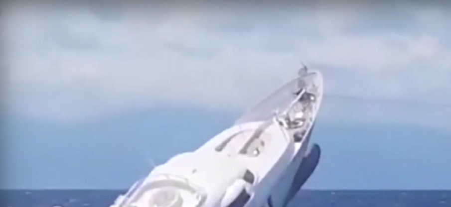 ЗРЕЛИЩНО: 40-метрова луксозна яхта потъна край Италия