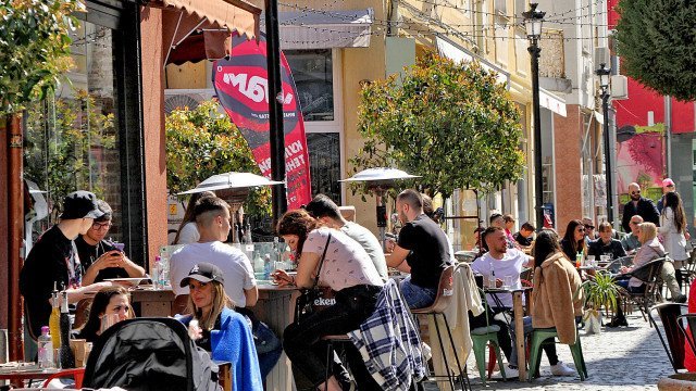 183 хиляди млади българи не работят и не учат, а разполагат с по 3 бона на месец