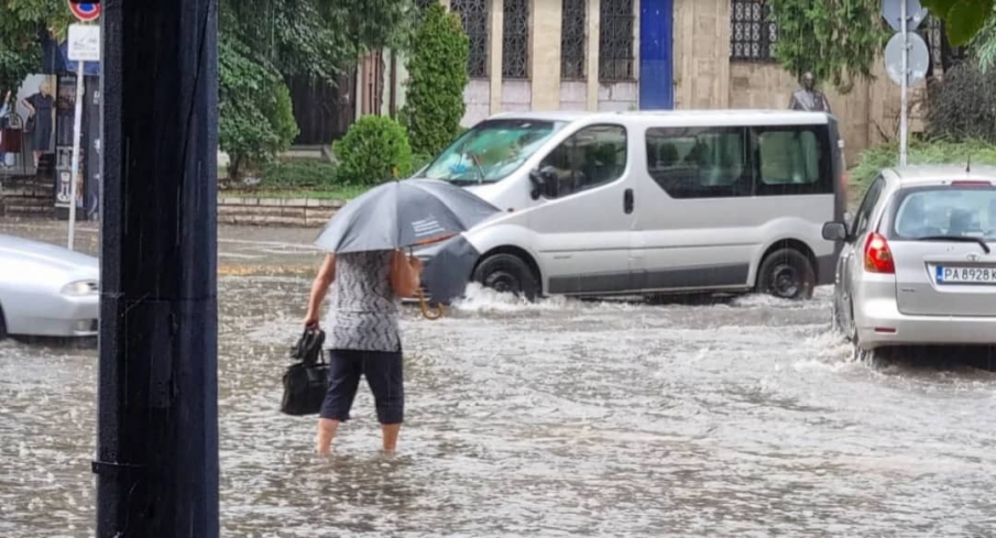 Пожарникари отстраняват щетите от градушката в Пазарджик