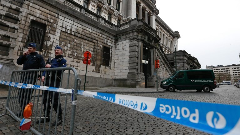 Ван се вряза в тераса на кафене в Брюксел, шестима са ранени (СНИМКА/ВИДЕО)