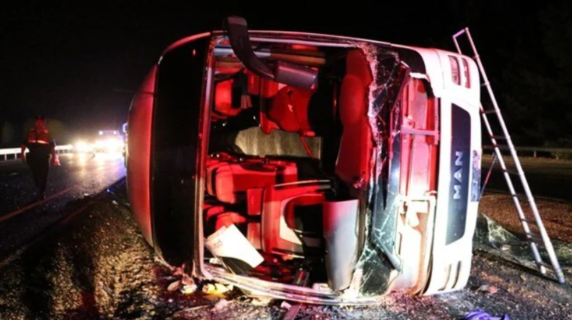Седем души загинаха и десет са тежко ранени при катастрофа между камион и автобус в Турция