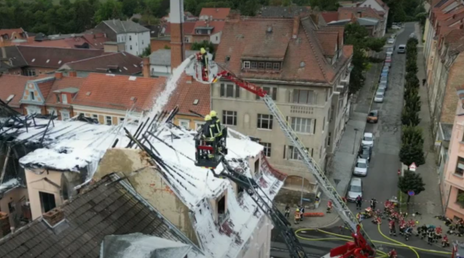 Голям пожар лумна в сграда в Германия, където живеят и българи