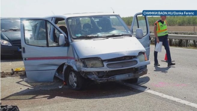 Микробус удари такси на изхода на Благоевград