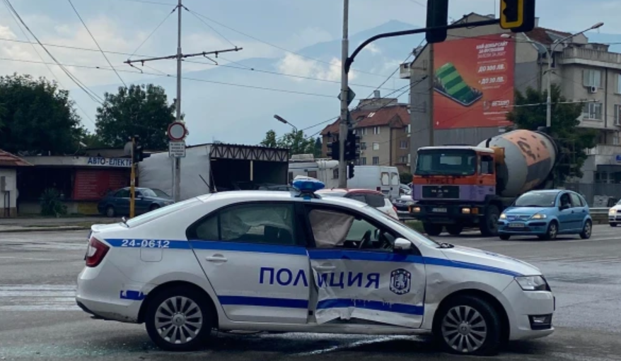 Кола удари патрулка на кръстовище в София (СНИМКА)