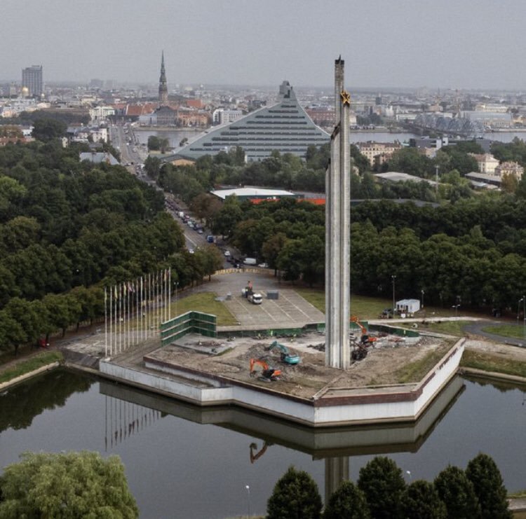 ЗРЕЛИЩНО: Взривиха паметник на Съветската армия в Рига (ВИДЕО)
