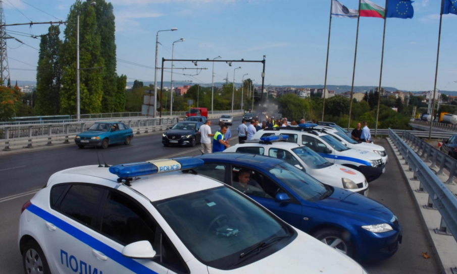 Патрулки симулираха катастрофа на Аспаруховия мост и го заприщиха, вдигнаха хеликоптер