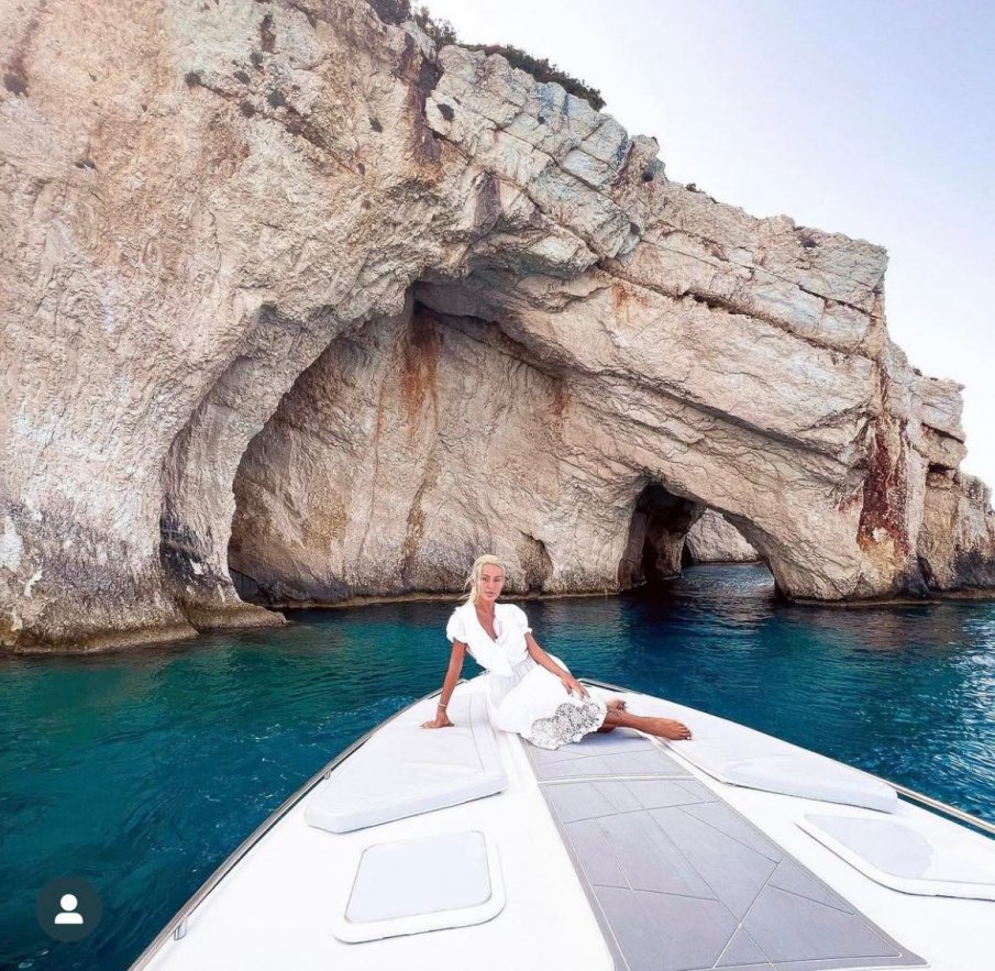 Гущерова плажува с яхта в Залива на корабокрушенците