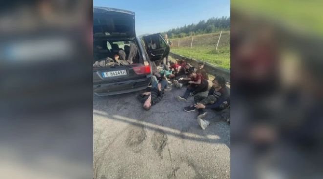 ИЗВЪНРЕДНО! Задържаха 16 мигранти на Тракия, арестуван е каналджията им