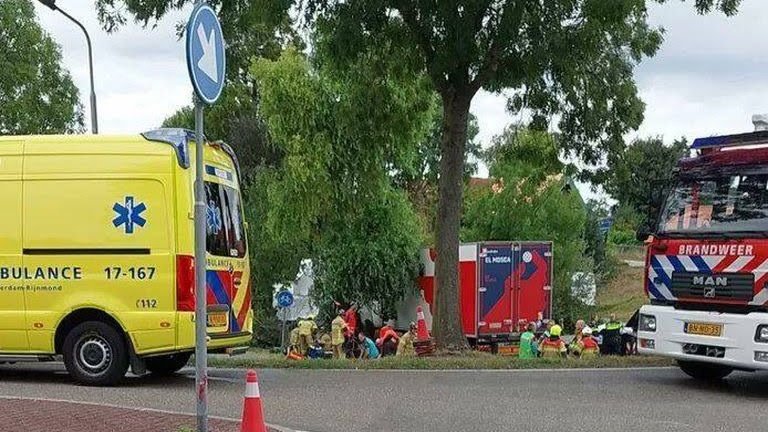 Камион се вряза в компания за барбекю в Нидерландия, има жертви (ВИДЕО)