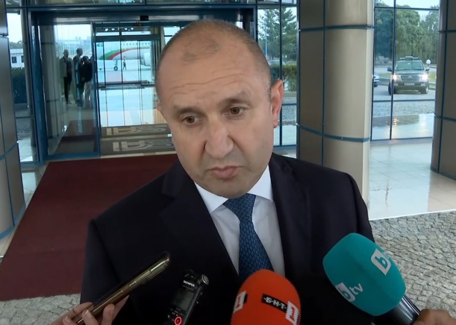 Румен Радев се среща с ръководството на „Лукойл“