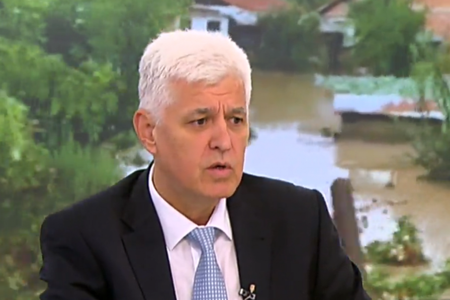 Министър Стоянов: Неглижираната армия помага на бедстващите под Балкана, потопът трябва да се разследва