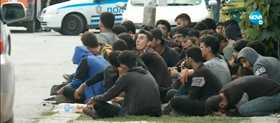 РАЗГРАДЕН ДВОР: Цяла сюрия мигранти хвана полицията край Нова Загора