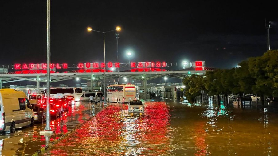 ПОТОП: Капитан Андреево се наводни, спряха пропускането на коли (СНИМКИ)