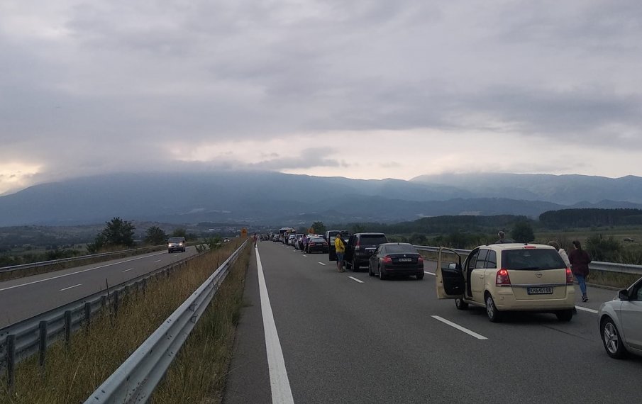 ЮРУШ КЪМ ГЪРЦИЯ: Километрично задръстване на ГКПП Кулата и днес