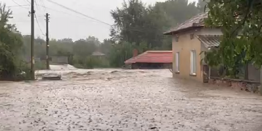 БЕДСТВИЕ: Река Стряма скъса дига, три села са под вода