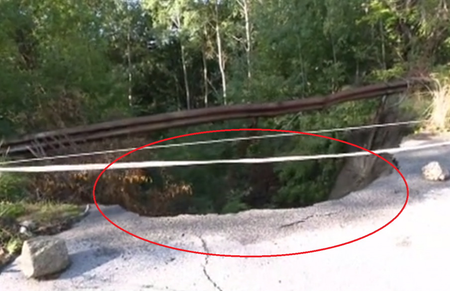 СЛЕД ПОРОЯ: Пропадна шосе в Копривщица, дупката е почти до осевата линия