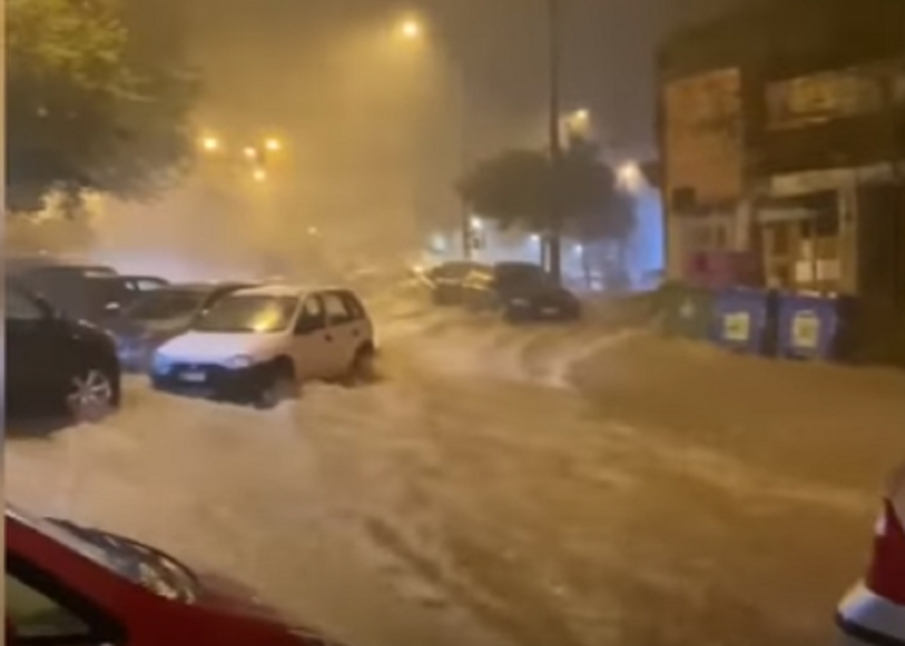 ПОТОП И ПРИ КОМШИИТЕ: Солун потъна под вода - коли и кофи плуват по улиците (ВИДЕО)