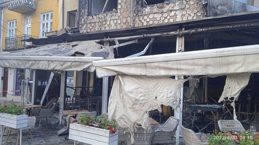 Огнен ад в центъра на Гоце Делчев - изгоря култов кафе-бар