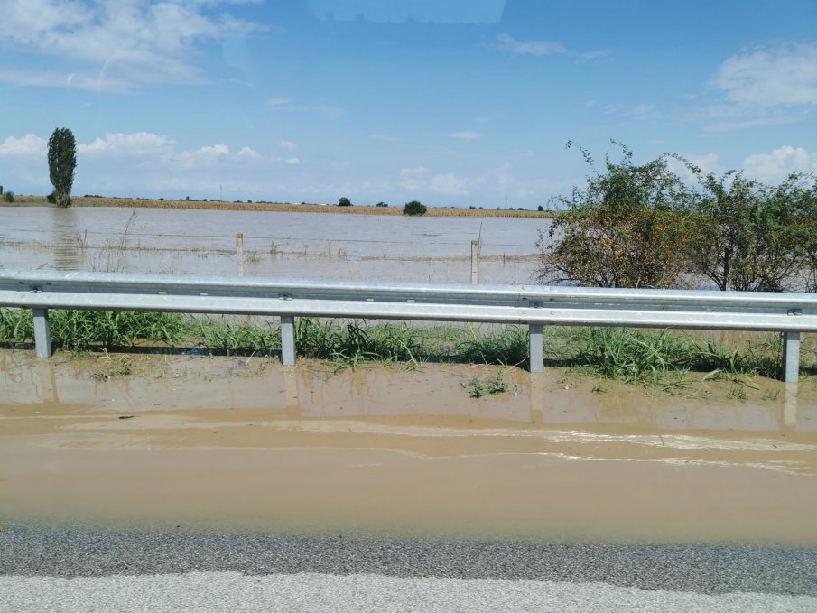 Възстановиха движението на АМ Тракия след преливането на Стряма
