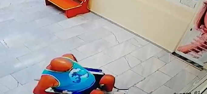 Крадец се направи на човек с увреждания, задигна инвалидна количка