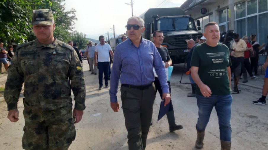 Храна и вода от Държавния резрев пристигат в наводнените селища