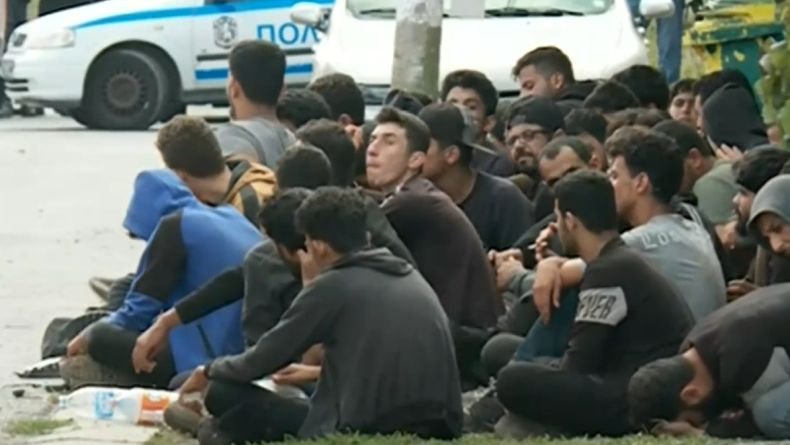 Спипаха банда от петима трафиканти на мигранти