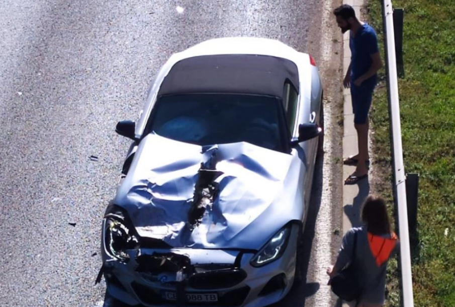 Боклукчийски камион размаза кола в София