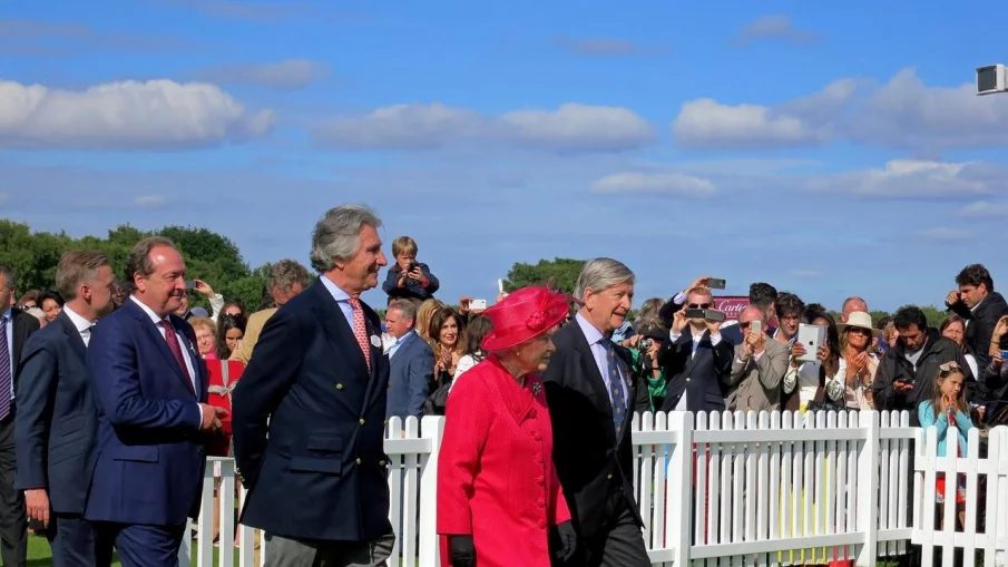 ТРАУР: Свалиха наполовина флаговете пред британското посолство в София