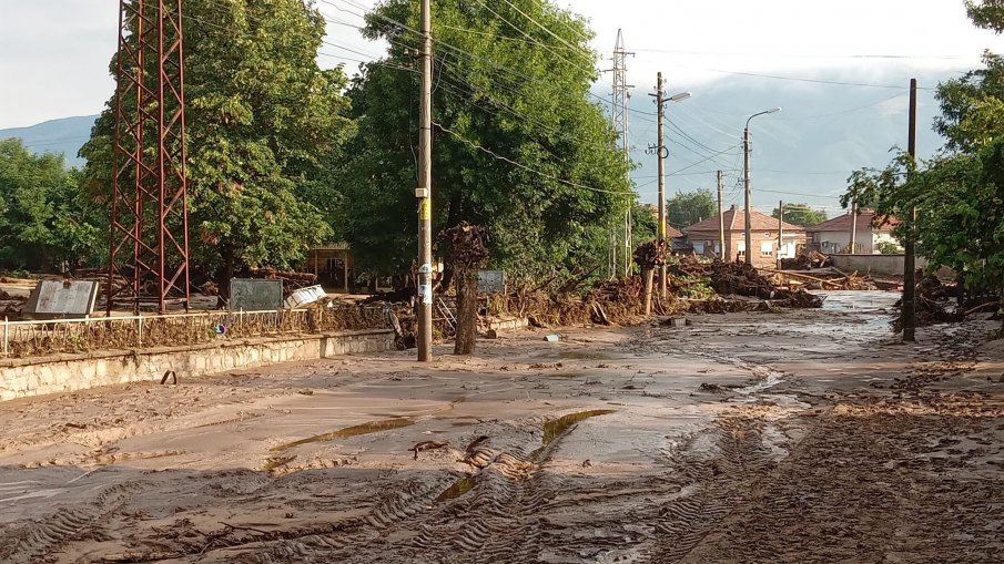 Висшият адвокатски съвет направи дарение за пострадали от наводненията в Карловско