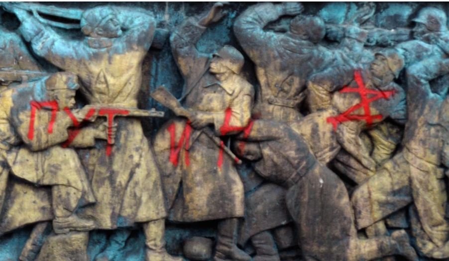 Нашариха с графити срещу войната в Украйна паметника Альоша в Бургас
