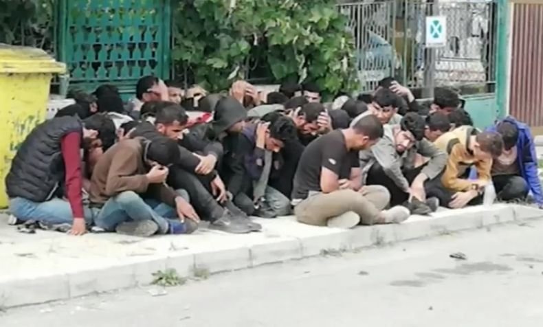 ИЗЛОВИХА ГИ: Украинка в Бургас натъпка в колата си деветима нелегални сирийци