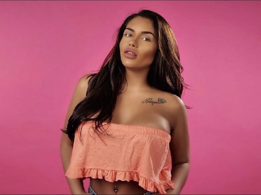 СЕКСВОЙНА ЗА БОГАТАШ: Силиконка открадна гаджето на колежка (СНИМКИ)