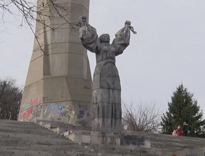 Чистят от графити монумента Майка България в Плевен