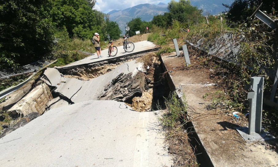САМО В ПИК: Карловски села бедстват без вода шести ден! Сринат мост откъсна Дъбене и Войнягово от света, никой не си мърда пръста (СНИМКИ)