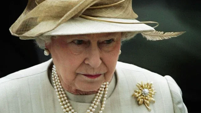 Кралското семейство пътува към кралица Елизабет II, тя е под лекарско наблюдение в замъка Балморал