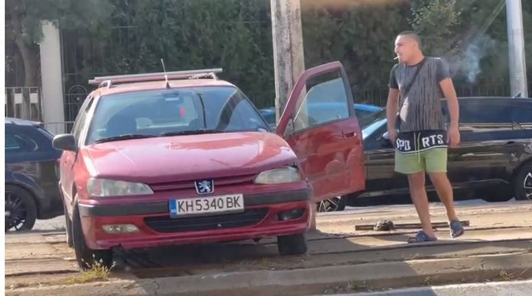 ПЪРВО В ПИК TV! Катастрофа между камион и кола задръсти кръстовището при Румънското посолство и спря трамваите (ВИДЕО)