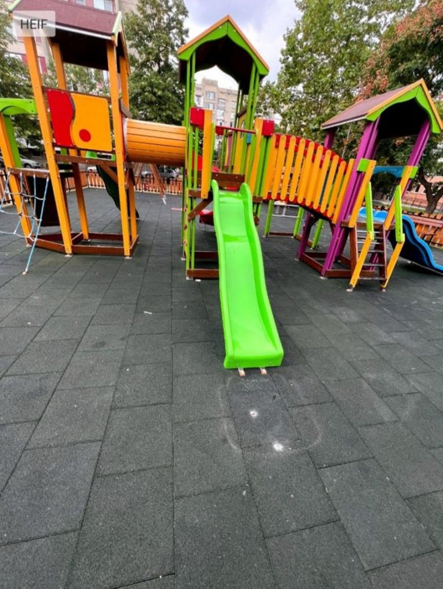 Пожарникари спасиха дете, затиснато от съоръжение на площадка