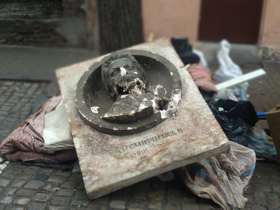 Деца лъжат за изхвърления на боклука барелеф на Христо Смирненски