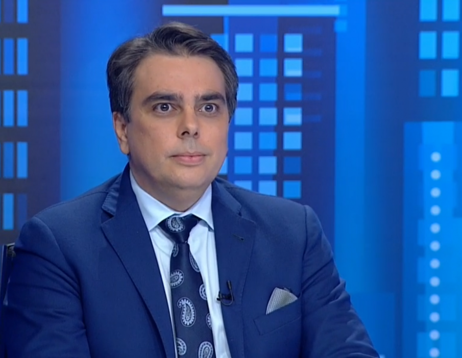 САМО В ПИК И РЕТРО: Асен Василев заживя с майка си (СНИМКА)