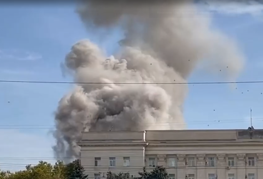 Взривове в Херсон, дим обхвана административна сграда на окупаторите (ВИДЕО)