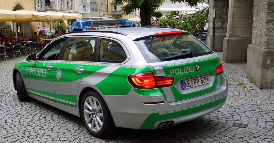 Двама полицаи са намушкани с нож в центъра на Лондон