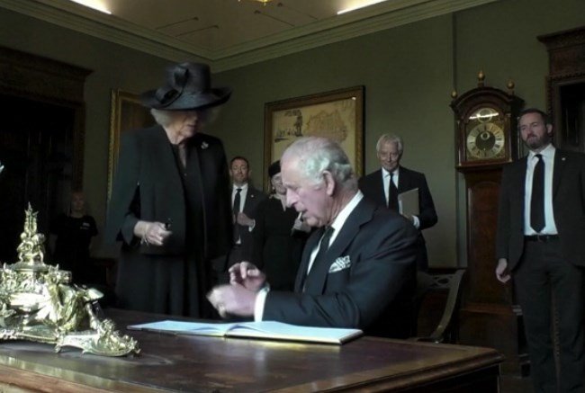 Писалка ядоса крал Чарлз III: Не мога да понасям това проклето нещо! (ВИДЕО)