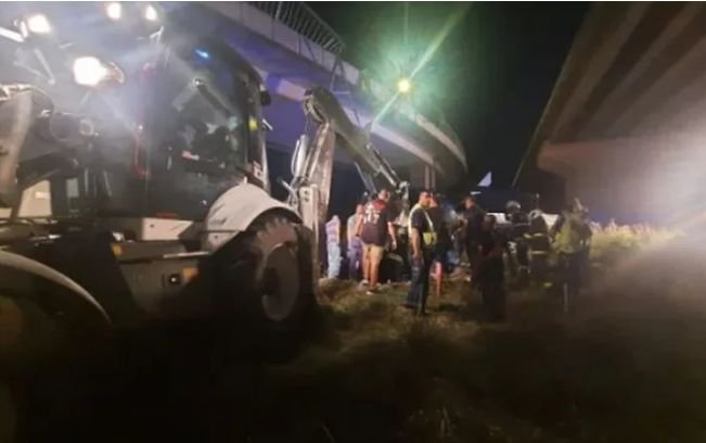 ИЗВЪНРЕДНО! Автовоз падна от надлез на пътя за Благоевград (СНИМКИ)