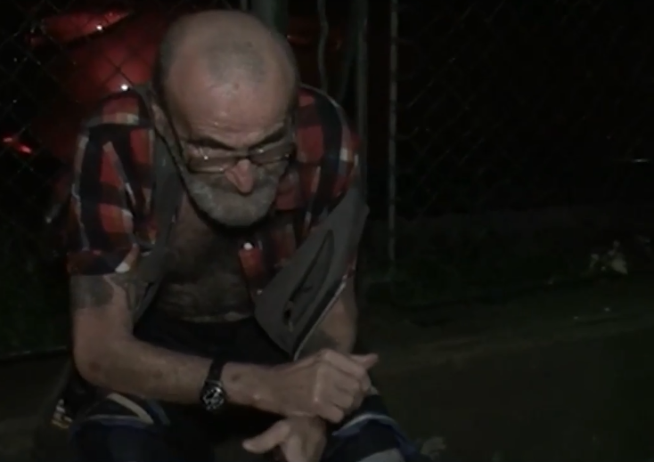 11 часа жители на Русе се опитваха да помогнат на бездомник