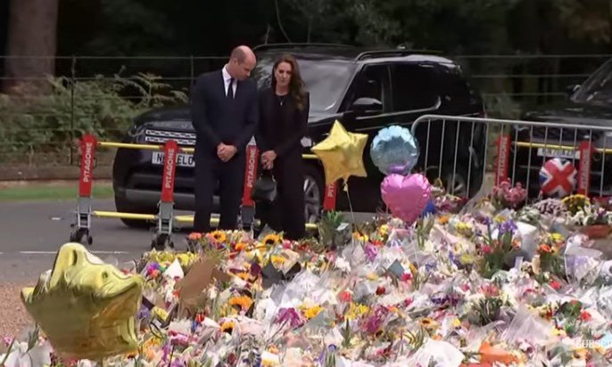 Процесията с ковчега на кралицата предизвика мрачни спомени за принц Уилям