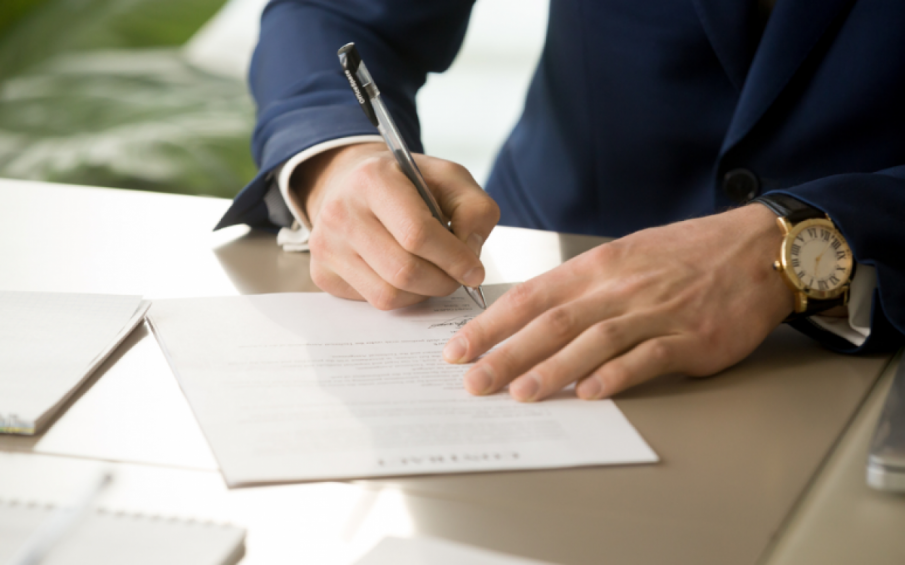 Показват иновативно подписване на близо 700 договора наведнъж